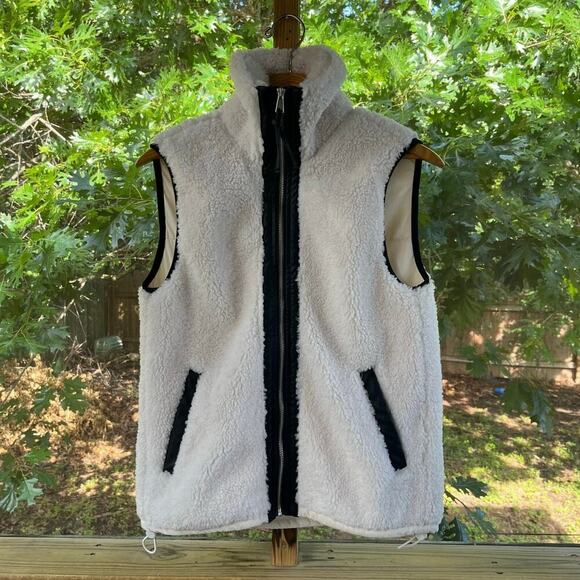 Abercrombie & Fitch Women's Fleece And Vegan Leather Trim Vest Size XS. NEW - Picture 1 of 9